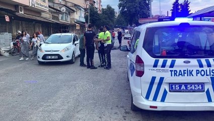 Evli kadınla yakalanan adam paniğe kapılıp gaza bastı, 3 otomobil birbirine girdi