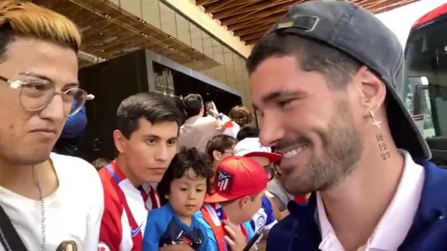 Rodri De Paul firmando una camiseta de Tini