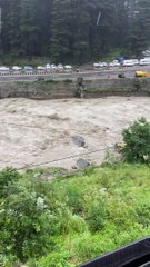 Voiture emportée dans la rivière par de fortes pluies