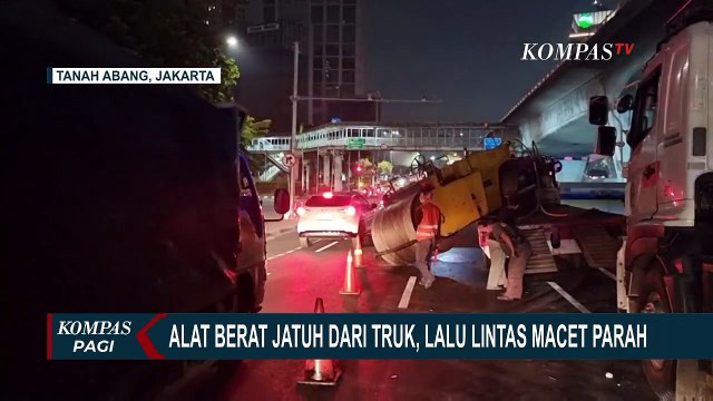 Arus Lalu Lintas dari Gedung DPR Arah Slipi Macet Parah Akibat Alat Pengaspal Jatuh dari Truk!
