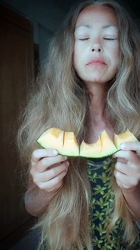 L’influenceuse Zhanna D’Art, 39 ans, spécialiste dans les régimes alimentaires serait morte de... malnutrition en prônant une alimentation uniquement à base de fruits et sans boisson !