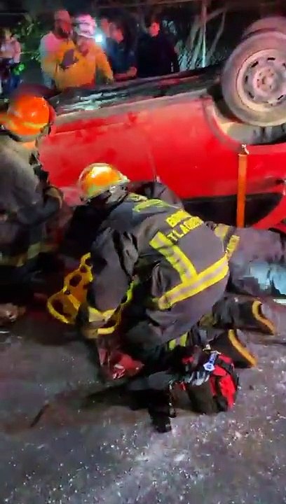 #EnVivo Aparatotoso accidente sobre avenida 8 de Julio y Periférico, un hombre resultó prensado tras volcar en su automóvil #GuardiaNocturna
