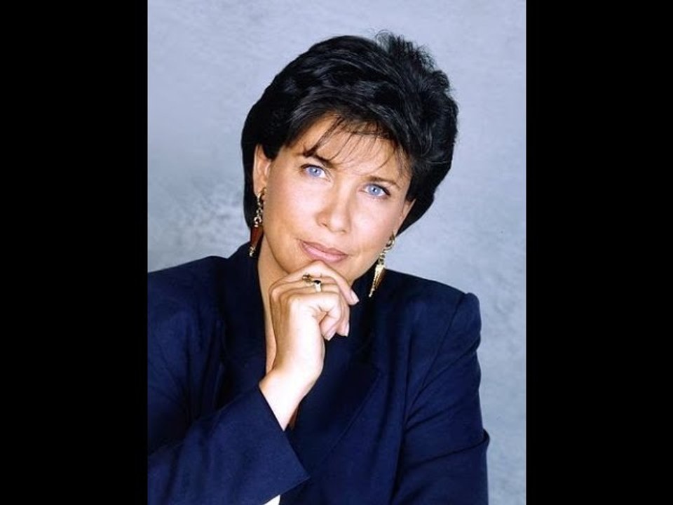 Anne Sinclair obligée de "manger son chapeau" : elle se confie dans ses mémoires