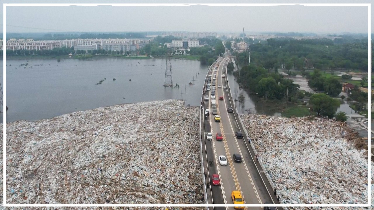 Weite Teile Chinas unter Wasser und Bergen von Müll nach historischen Regenfällen