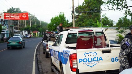 "Dios lo cuide", dice salvadoreña a su marido arrestado en cerco militar