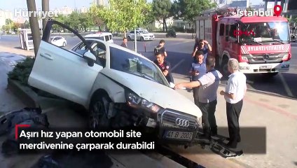 Download Video: Aşırı hız yapan otomobil site merdivenine çarparak durabildi