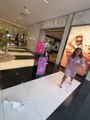 Etats-Unis: Regardez un groupe de neuf voleurs quitter un magasin Gucci à Los Angeles après avoir dérobé de nombreuses marchandises - VIDEO