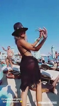 Tuvana Türkay bikinisiyle mezdeke oynadı, hayranları ağzı açık izledi