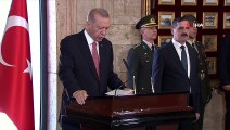 Cumhurbaşkanı Erdoğan, YAŞ Toplantısı Öncesi Anıtkabir'i Ziyaret Etti