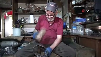 Il ne trouve pas d'apprenti pour transmettre le métier de son père, qu'il exerce depuis un demi-siècle.