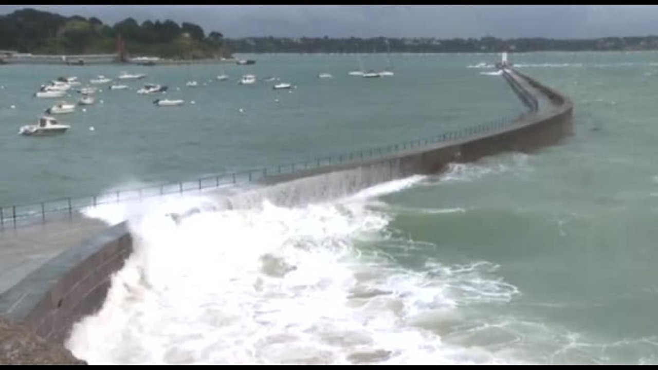 La tempesta Patricia spazza la Francia, onde alte a Saint-Malo