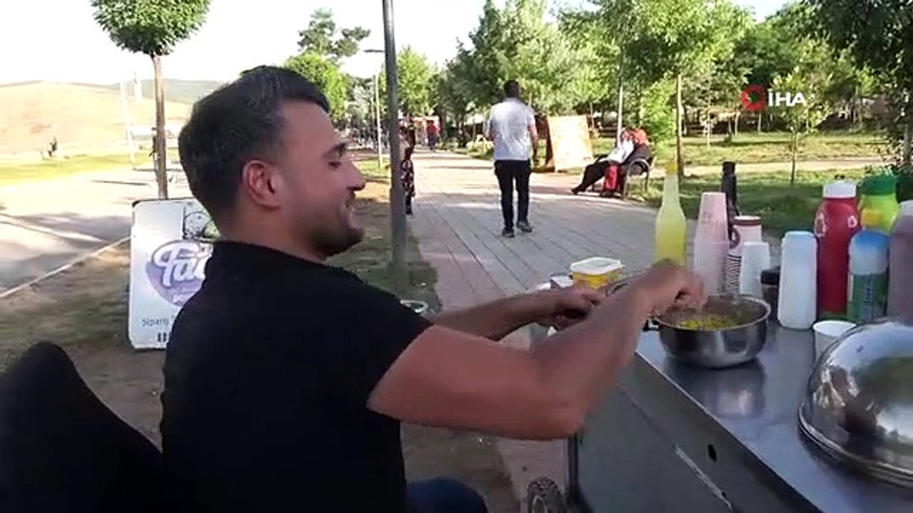 Sa maladie ne l'a pas empêché de travailler... Il gagne sa vie avec son fauteuil roulant.