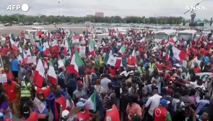 Lavoratori in protesta in Nigeria, abbattuto cancello dell'Assemblea nazionale