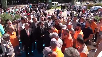 Elazığ Belediyesi çalışanlara yüzde 103 zam yaptı, Başkan Şerifoğulları, davul klarnet eşliğinde çiçeklerle karşılandı