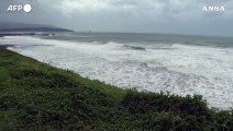 Taiwan, le onde sferzano la costa all'arrivo del tifone Khanun