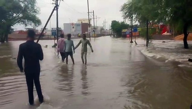 ताबड़तोड़ बारिश बनी मुसीबत, जान जोखिम में डाल कर नाला पार कर रहे लोग , देखें वीडियो