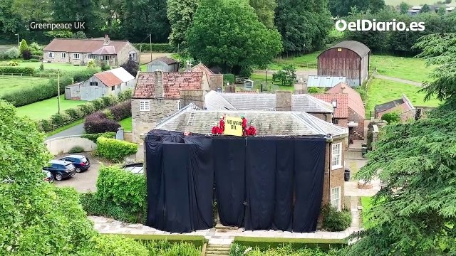 Greenpeace cubre con lonas negras la casa del primer ministro inglés en contra de las prospecciones de petróleo y gas