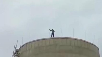 मुरैना: रामपुर कला में पानी की टंकी पर चढ़ा युवक, ग्रामीणों को दी धमकी