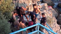 Une femme russe qui est tombée sur le rocher en essayant de descendre à la mer dans les falaises a été secourue