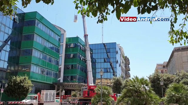 Andria: enorme gru introduce nuovo climatizzatore per gli uffici comunali di Piazza Trieste e Trento