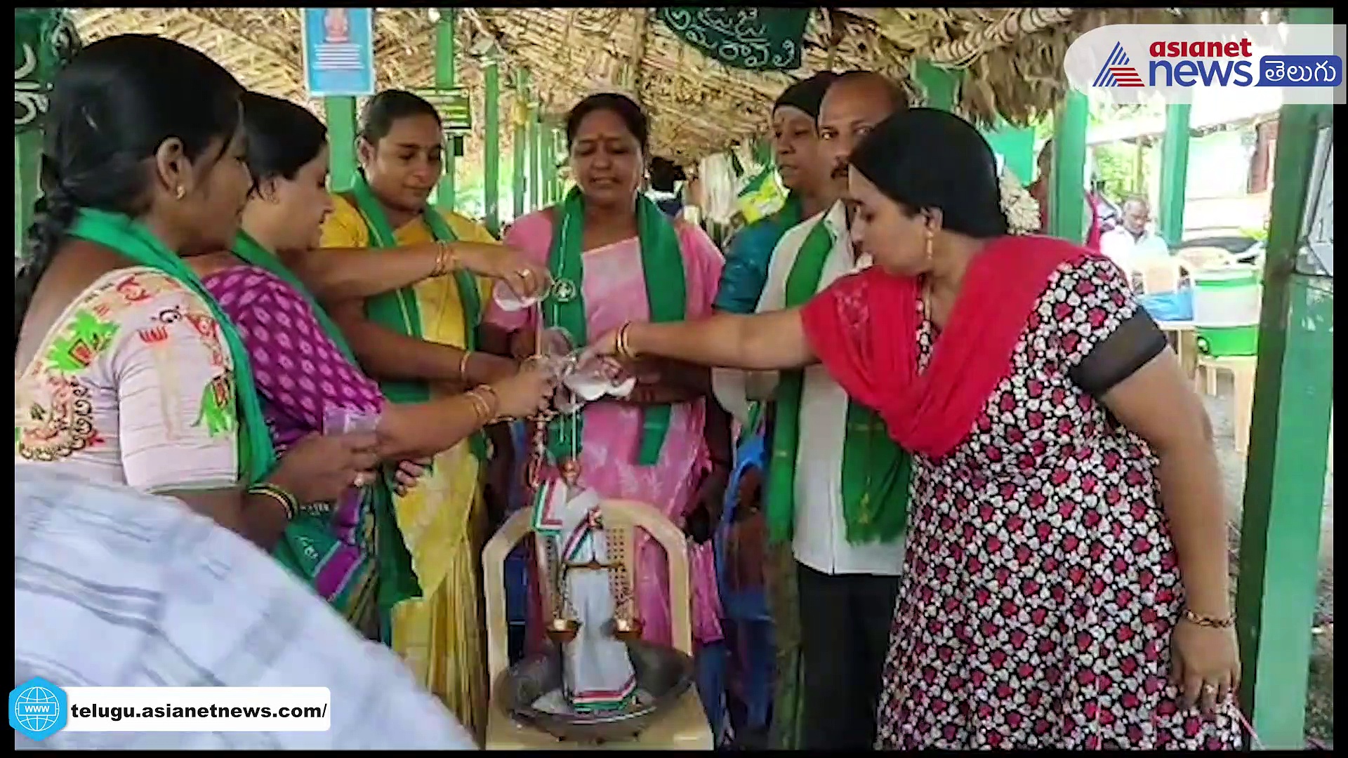 ఆర్-5 జోన్ లో నిలిచిన ఇళ్లనిర్మాణం... అమరావతి రైతులు సంబరాలు 