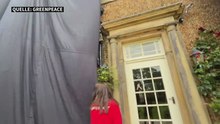 Protest gegen Klimapolitik: Haus des britischen Premiers schwarz verhüllt