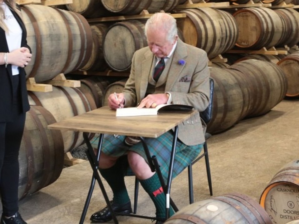König Charles III. eröffnet Whiskey-Brennerei im traditionellen Kilt