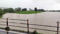 नदी में आई बाढ़, फिर भी बस ड्राइवर ने तेज बहाव में निकाल दी बस- देखें वीडियो