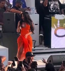 Cardi B golpeó a una fan con un micrófono y será subastado por una cifra millonaria