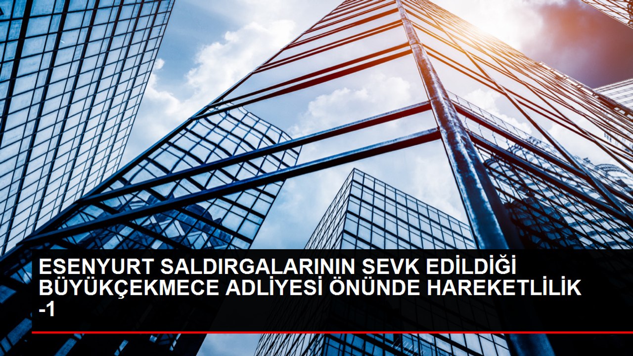 Esenyurt saldırısıyla ilgili gözaltına alınan şüphelilerin sevk edildiği adliye önünde gözaltına alınan kişi