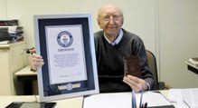 Un hombre de 100 años logra el récord de más años trabajando para la misma empresa: este es su mejor consejo profesional