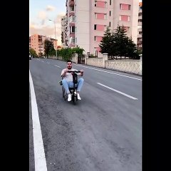 Akaryakıt zamlarını ti'ye aldılar! Elektrikli skutere katlanır sandalye koyarak seyahat etti