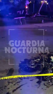 #Preliminar Un joven motociclista murió tras ser atropellado por una camioneta que terminó volcada sobre la avenida Adolf Horn, a la altura del fraccionamiento Las Villas de Tlajomulco #GuardiaNocturna