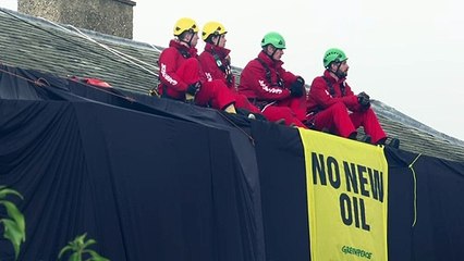 Descargar video: Activists scale PM’s house in protest against oil drilling