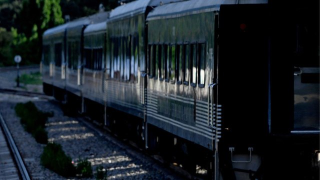 Impactante choque entre un tren y un autobús dejó 7 muertos y 17 heridos en Querétaro, México