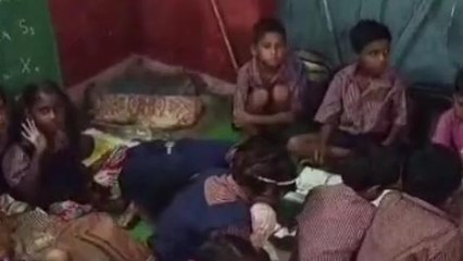 नरसिंहपुर: स्कूलों के हल बेहाल, एक ही रूम में संचालित हो रही पहली से पांचवी तक की कक्षाएं
