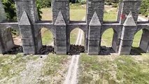 Des moutons, accablés par la chaleur, se sont abrités à l'ombre au barrage d'Alibey