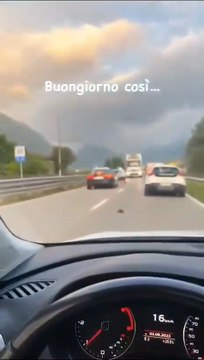 Prende a calci auto dei carabinieri