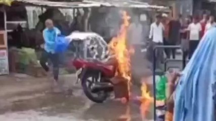 जौनपुर: खड़ी बाइक में भीषण आग लगने से मची अफरा-तफरी, देखें लाइव वीडियो