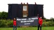 Por qué varios activistas cubrieron de negro la casa del primer ministro británico