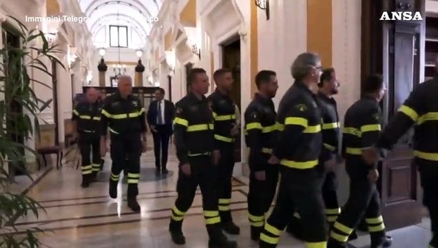 Piantedosi incontra i vigili del fuoco della foto simbolo degli incendi