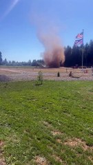 Tornade de poussière dans le champ de citrouilles de Washington