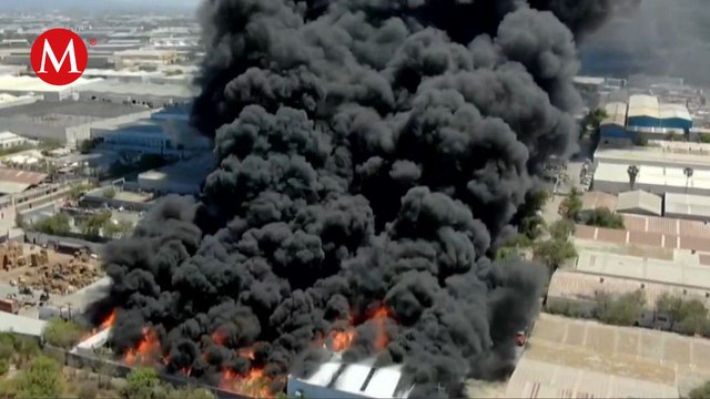Incendio en Apodaca consume al menos 8 bodegas en Parque Industrial El Milagro