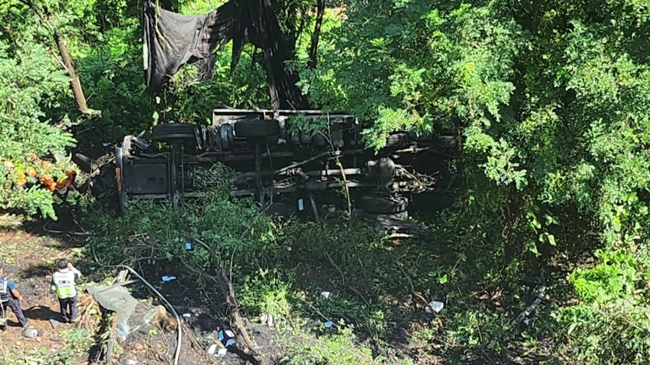 고속도로서 25톤 화물차 45m 아래로 추락...1명 사망 / YTN