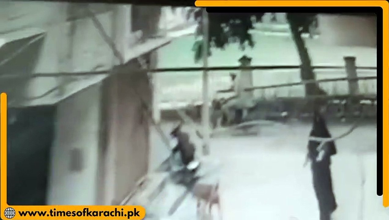 کراچی کے علاقے فیڈرل بی ایریا میں راہ چلتی خاتون کے ساتھ نازیبا حرکت کرنے اور ہراساں کرنے کا واقعہ پیش آیا۔ سی سی ٹی وی فوٹج منظرعام پر آگئی۔ پولیس نے موٹرسائیکل سوار کی تلاش شروع کردی۔