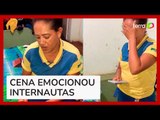 Mãe se emociona ao ganhar celular de presente da filha, e vídeo viraliza nas redes sociais