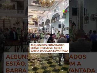 Filipinos se casam mesmo com igreja inundada após passagem de tufão