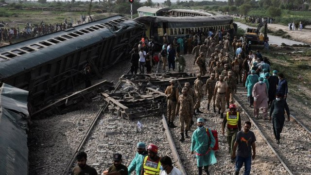 Pakistan'da yolcu treni raydan çıktı