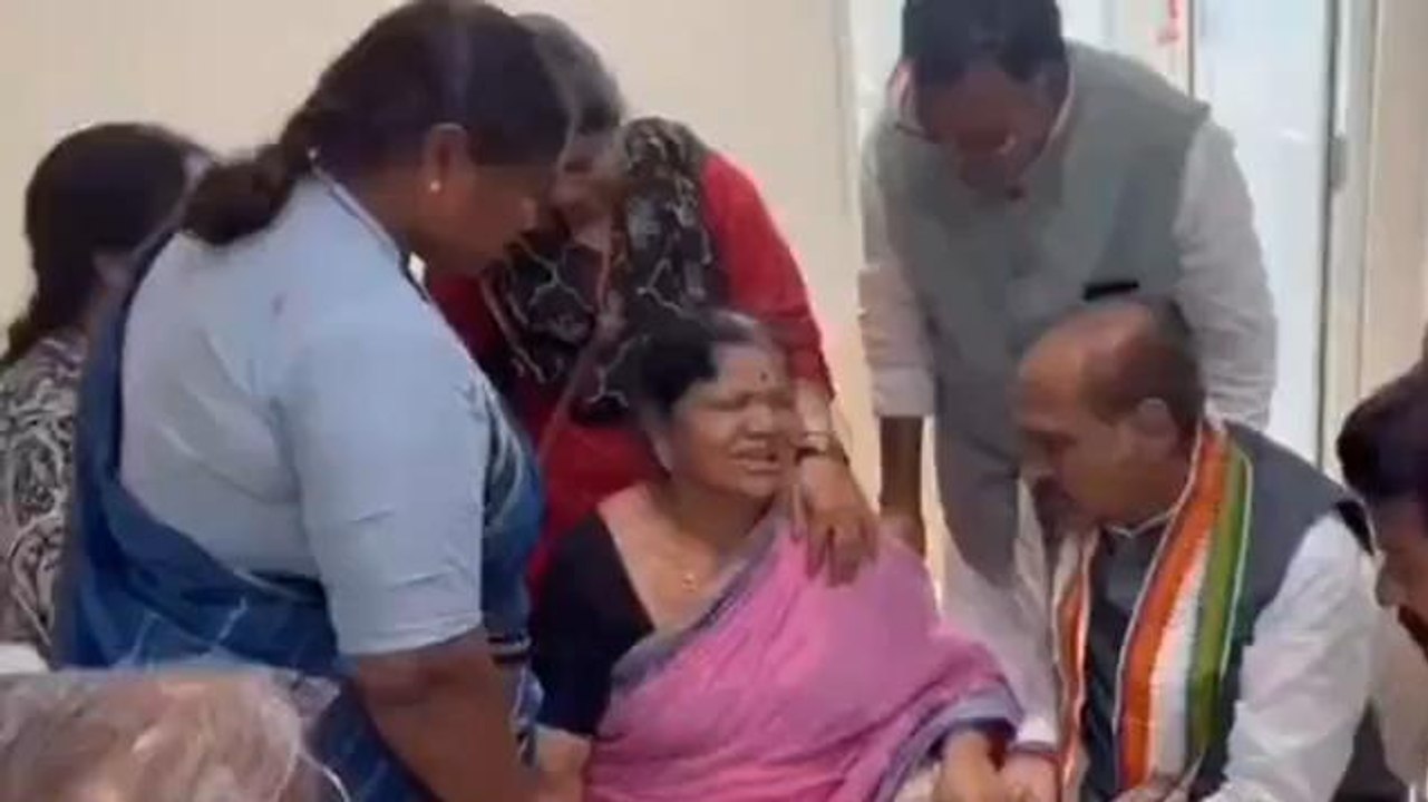 ములుగు: గద్దర్ కుటుంబ సభ్యులను పరామర్శించిన సీతక్క