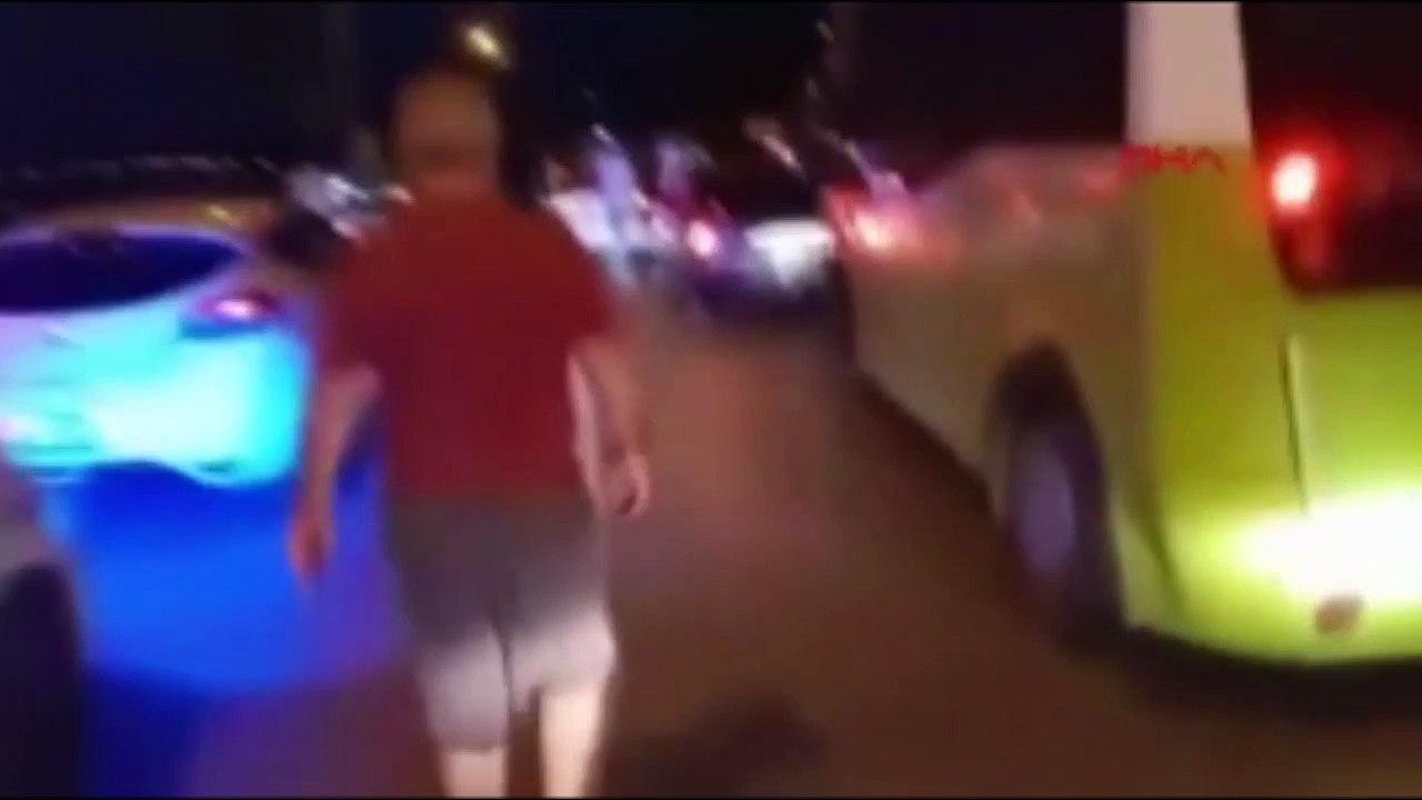 Hastane yolunu trafiğe kapatıp asker eğlencesi yaptılar!